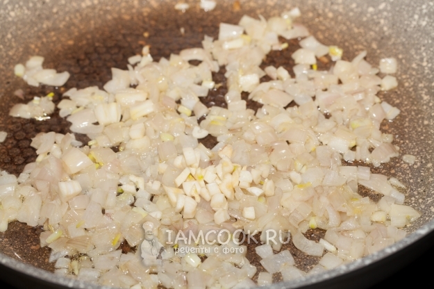 Положить к луку чеснок