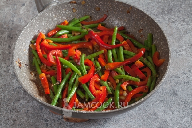 Положить фасоль и перец