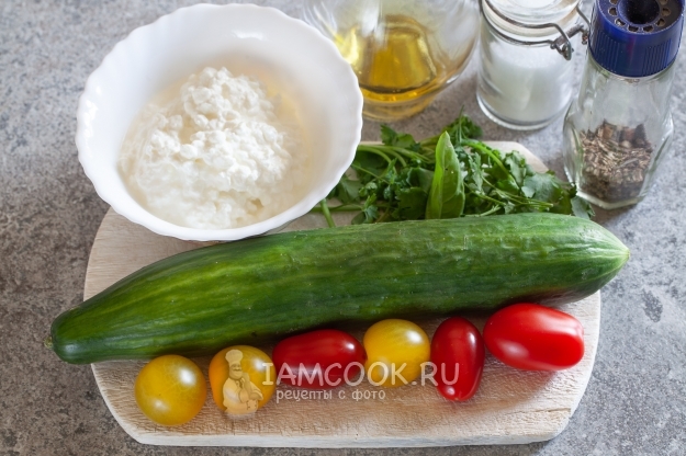 Ингредиенты для жареных огурцов с помидорами