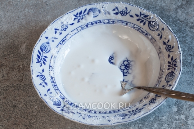 Соединить белок с сахарной пудрой