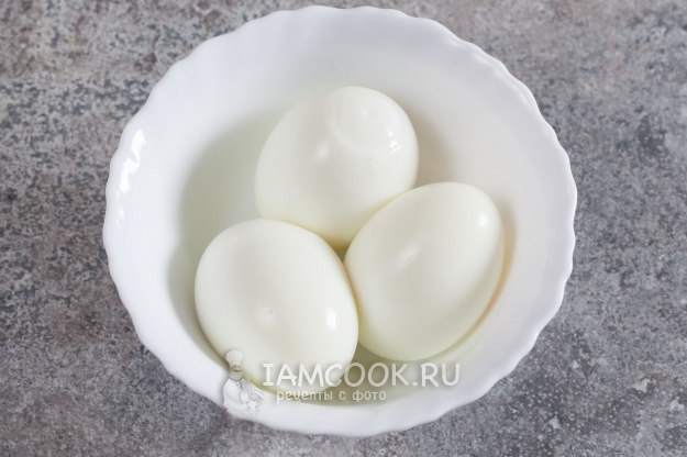 Яйца сварить и почистить