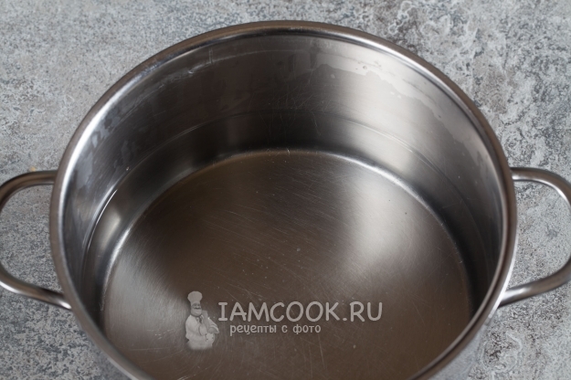 Влить воду в кастрюлю