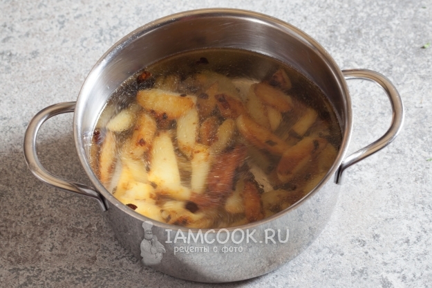 Положить картофель в воду