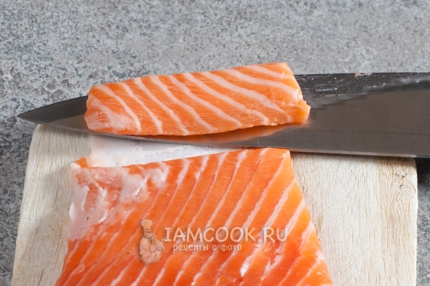 Отрезать кусочек красной рыбы