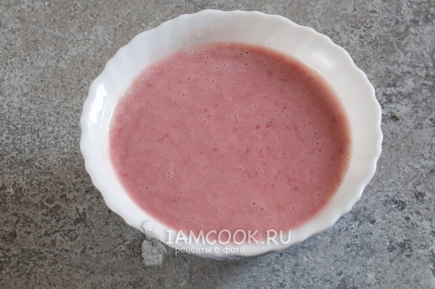 Соединить ягодное пюре и желатин в сливках