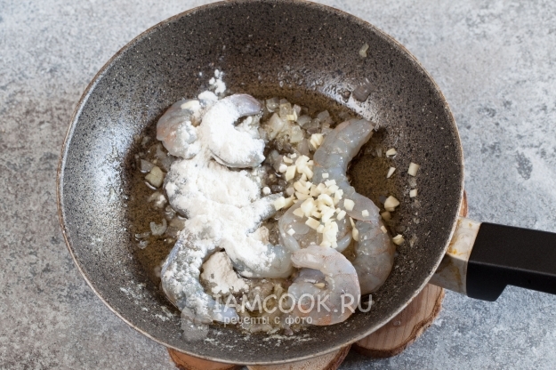 Добавить муку, лангустины и чеснок