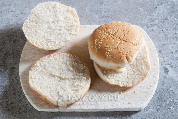 Разрезать булочки на две части