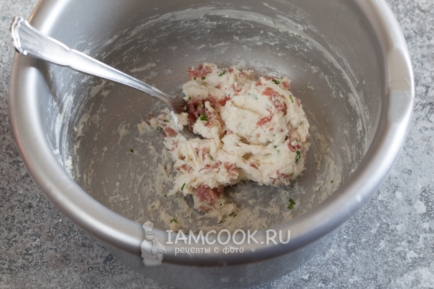 Добавить зелень и колбасу в тесто