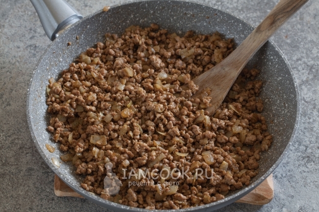 Обжарить фарш с луком