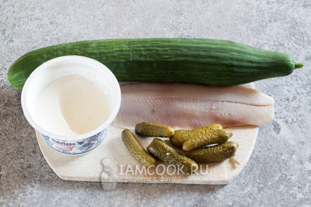 Ингредиенты для салата с селедкой и огурцами (свежим и маринованным)