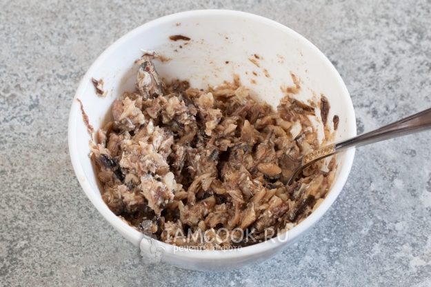 Размять вилкой шпроты