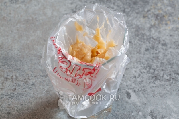 Положить тесто в мешочек