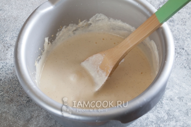 Ввести взбитые белки