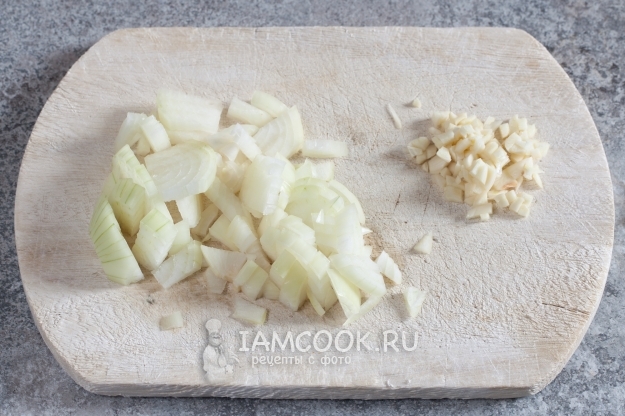 Порезать лук и чеснок