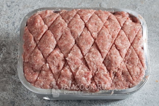 Порезать фарш на кусочки