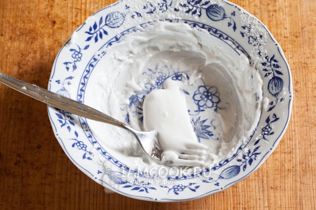 Соединить сахарную пудру с белком