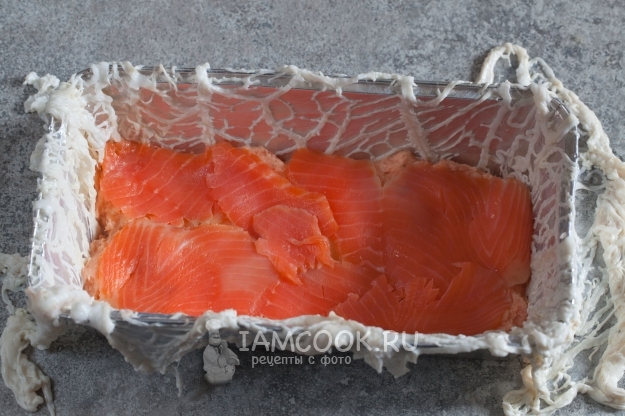 Положить ломтики соленой рыбы