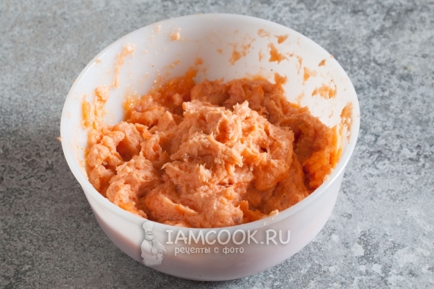 Положить желтки в фарш