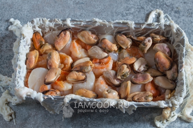 Положить морепродукты