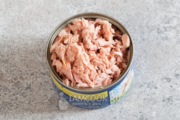 Размять тунца вилкой