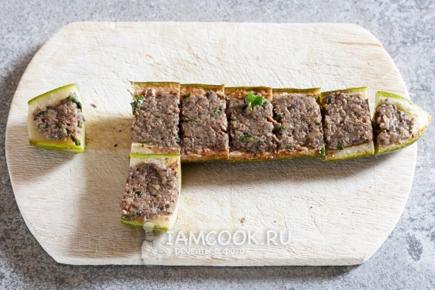 Нарезаем жареные огурцы с грибами на кусочки