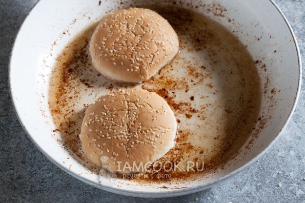 Обжарить булочки