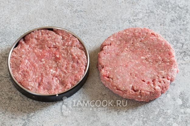 Слепить из фарша котлету