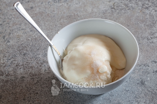 Соединить творог с сахаром и сметаной