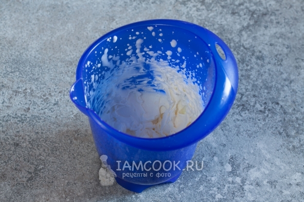 Взбить сливки до пиков