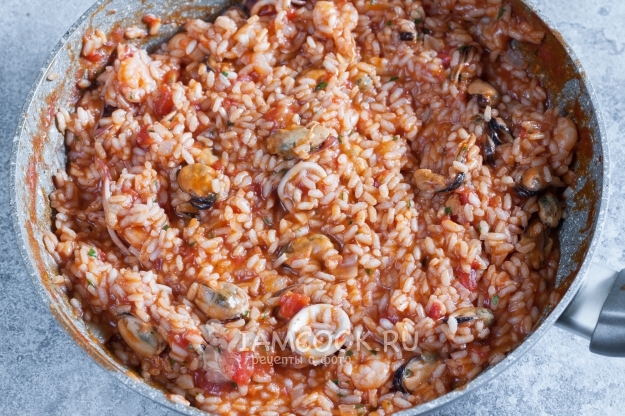Фото ризотто с морепродуктами в томатном соусе