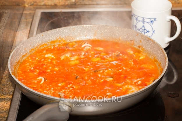 Добавить воду и томатный соус