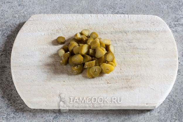 Порезать корнишоны