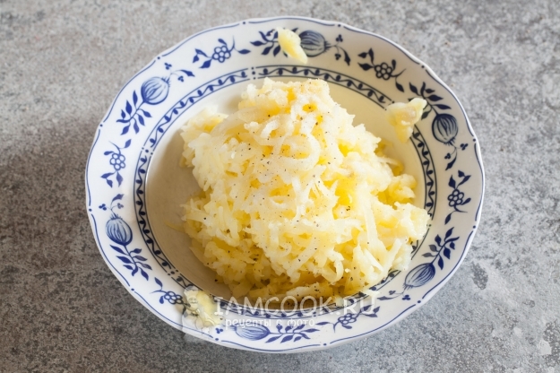 Натереть картофель