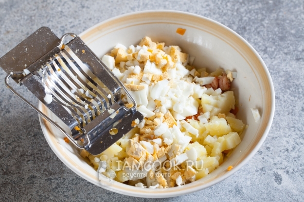 Измельчить яйца, картофель и морковь