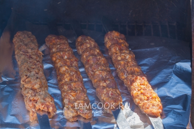 Пожарить адана-кебаб