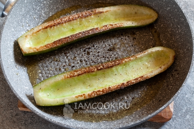 Обжариваем огурец