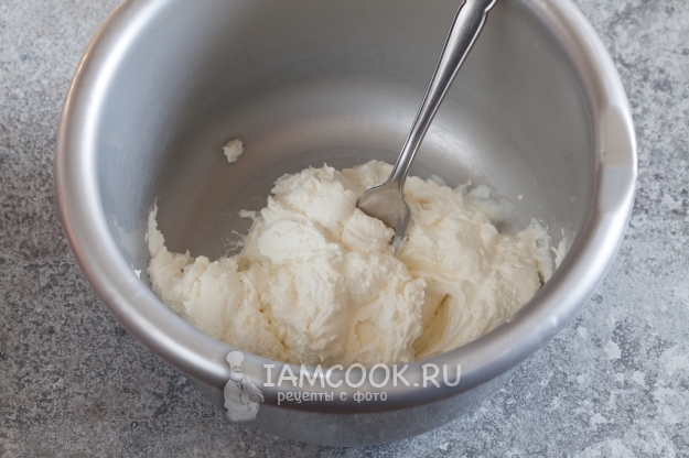 Размять творог вилкой