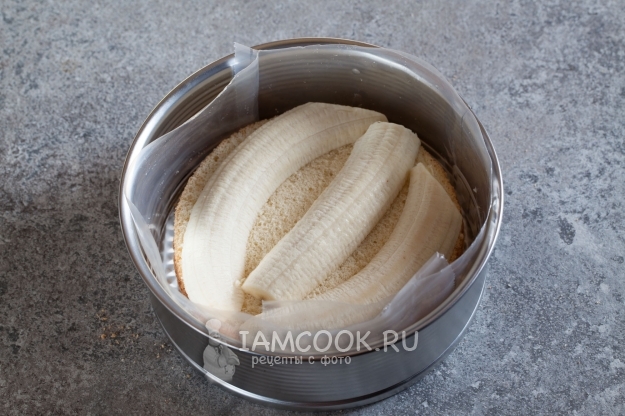 Положить на корж бананы