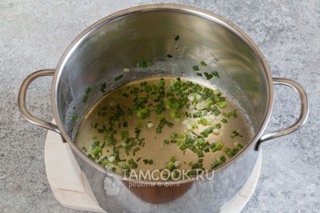 Обжарить лук