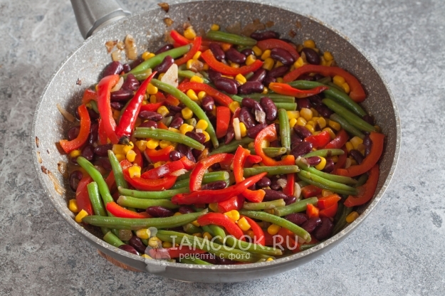 Добавить фасоль и кукурузу