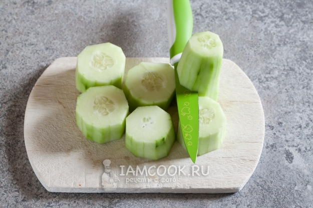 Порезать огурцы