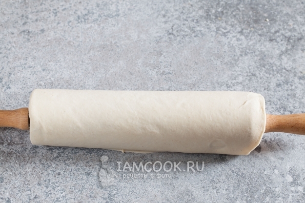 Накрутить тесто на скалку
