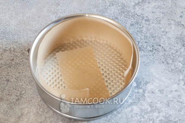 Уложить в форму пергамент