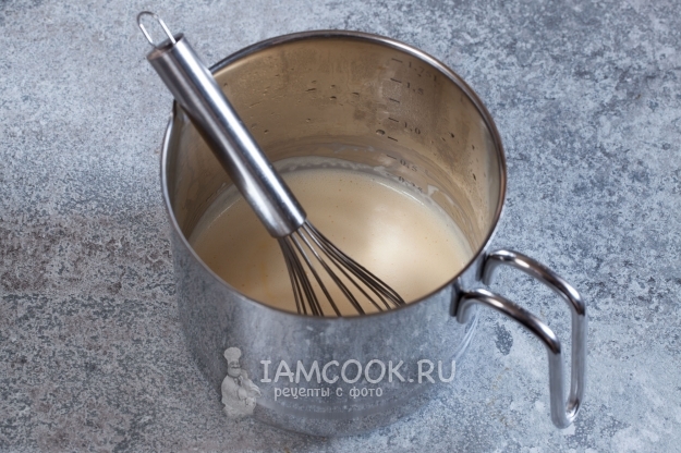 Соединить желатин, сливки, желток и сахар