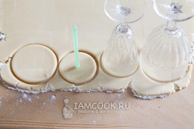 Вырезать из теста кружочки