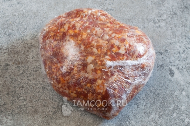 Положить фарш в пакет