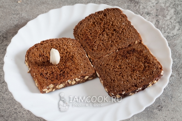 Натереть хлеб чесноком