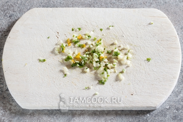 Порезать чеснок, чили перец и кинзу