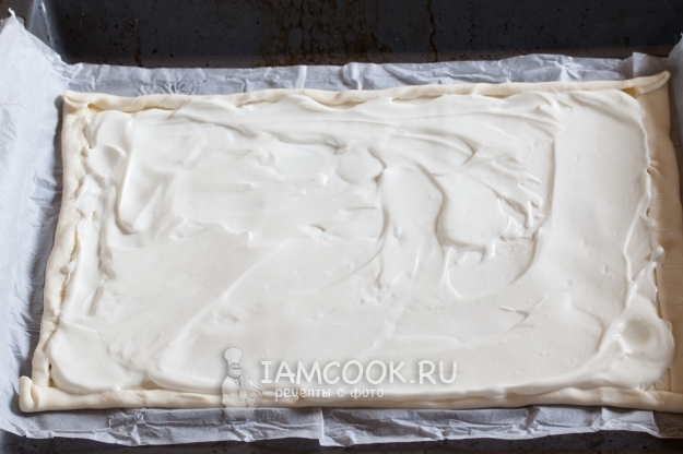 Смазать тесто творожной массой