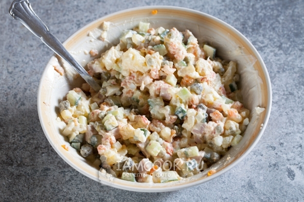 Фото салата «Оливье» с раковыми шейками и красной икрой